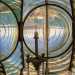 ...composta da grandi lenti di Fresnel frazionate in anelli concentrici. Tale sistema permette di trasformare la luce continua ed omnidirezionale della sorgente in segnali intermittenti